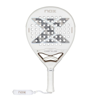 Joueur présentant la raquette blanche Nox Genius 12K Alum Xtrem Lite 2027