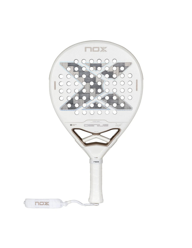 Joueur présentant la raquette blanche Nox Genius 12K Alum Xtrem Lite 2027