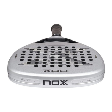 Vue détaillée du tamis de la raquette Nox Genius Attack 12K Alum Xtrem 2027
