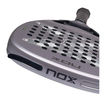 Vue du cadre et du tamis de la raquette Nox Genius Attack 18K Alum 2027