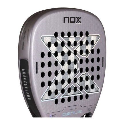 Vue rapprochée du tamis de la raquette Nox Genius Attack 18K Alum 2027